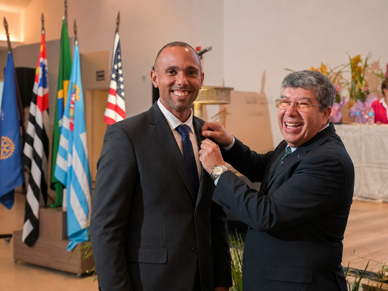 Rodrigo de Souza recebe título Companheiro Paul Harris com uma safira durante posse rotariana