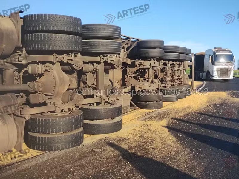 Caminhão tomba em retorno da SP-284 e deixa carga espalhada sobre a pista em Quatá