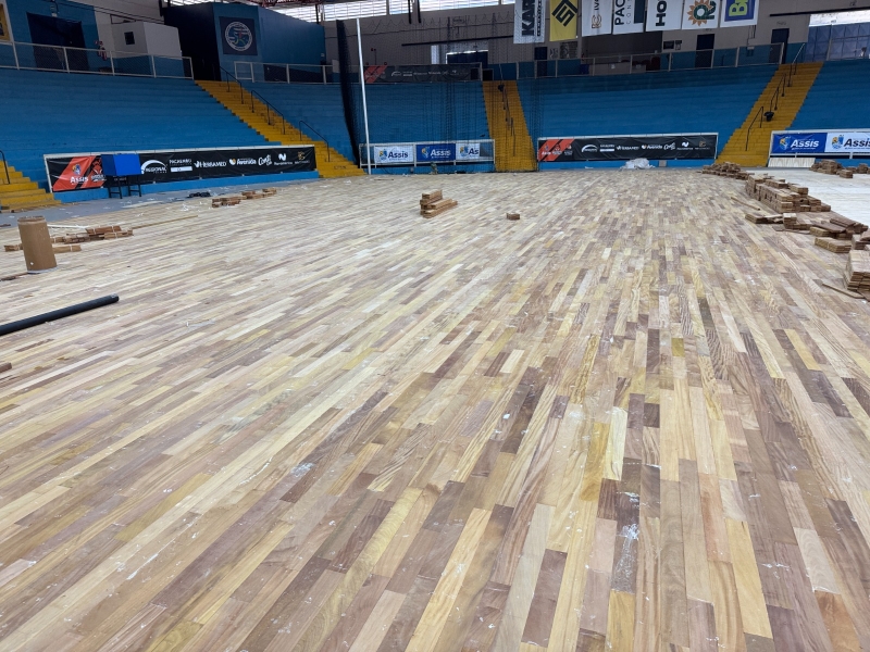 Instalação do novo piso esportivo do Ginásio Jairão avança e segue cronograma de modernização