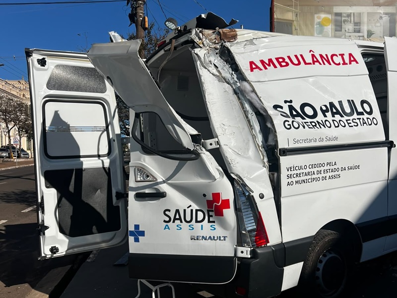Ambulância que retornava da UPA se envolve em acidente no Centro de Assis